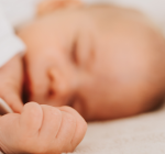 Posições perigosas para bebês dormirem: Como reduzir o risco de sufocamento