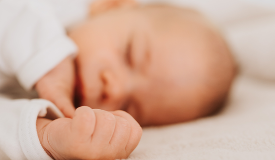 Posições perigosas para bebês dormirem: Como reduzir o risco de sufocamento