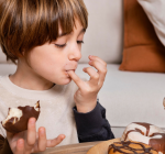 Pipoca, chocolate e ultraprocessados: o que pode (e o que deve ser evitado) na alimentação infantil