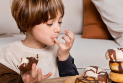 Pipoca, chocolate e ultraprocessados: o que pode (e o que deve ser evitado) na alimentação infantil