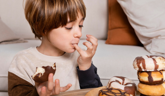 Pipoca, chocolate e ultraprocessados: o que pode (e o que deve ser evitado) na alimentação infantil