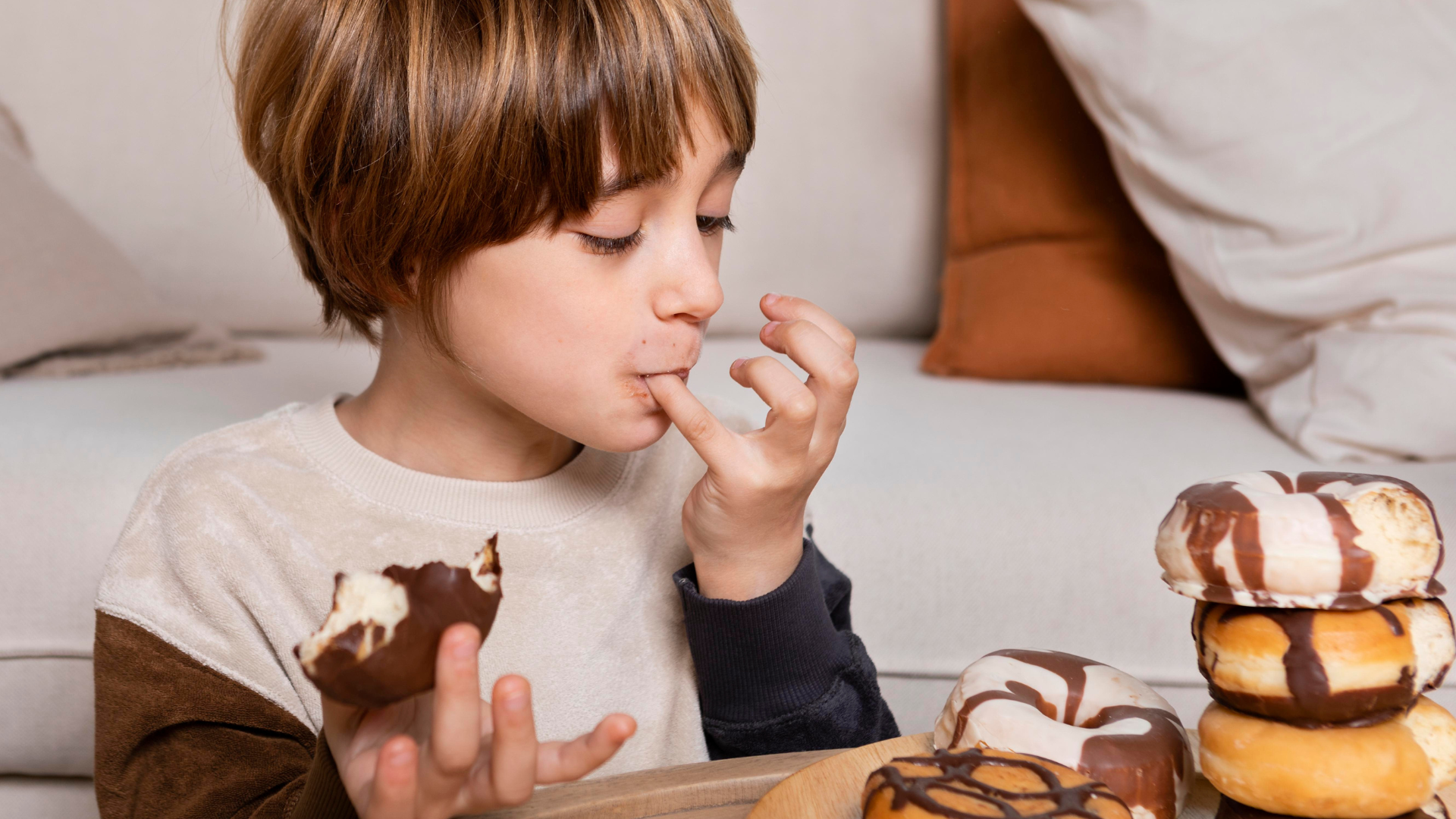 Pipoca, chocolate e ultraprocessados: o que pode (e o que deve ser evitado) na alimentação infantil
