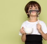 Crianças podem tomar café? Entenda os riscos da cafeína na infância