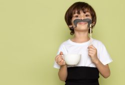 Crianças podem tomar café? Entenda os riscos da cafeína na infância