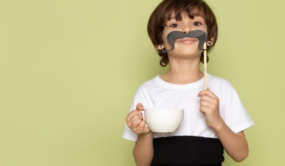 Crianças podem tomar café? Entenda os riscos da cafeína na infância