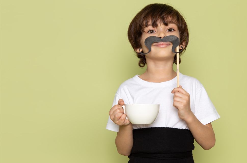 Crianças podem tomar café? Entenda os riscos da cafeína na infância