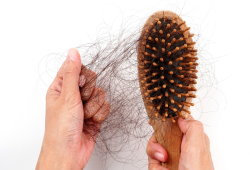 Queda de cabelo em mulheres: o que é normal e o que acende o alerta