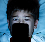 Crianças e telas antes de dormir: impactos no sono e no comportamento