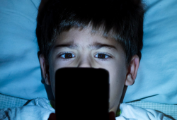 Crianças e telas antes de dormir: impactos no sono e no comportamento