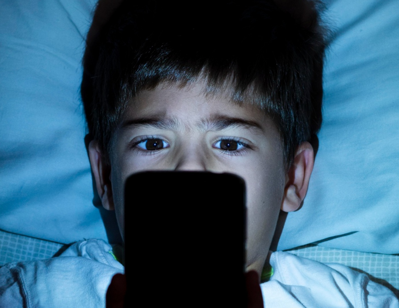 Crianças e telas antes de dormir: impactos no sono e no comportamento