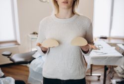 Adeus, silicone: famosas puxam movimento e mulheres repensam o corpo, sob uma nova estética