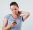 Postura ao usar o celular: Como o hábito pode causar hérnia de disco e torcicolo
