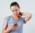 Postura ao usar o celular: Como o hábito pode causar hérnia de disco e torcicolo