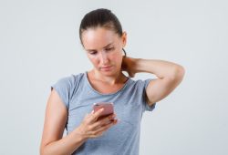 Postura ao usar o celular: Como o hábito pode causar hérnia de disco e torcicolo