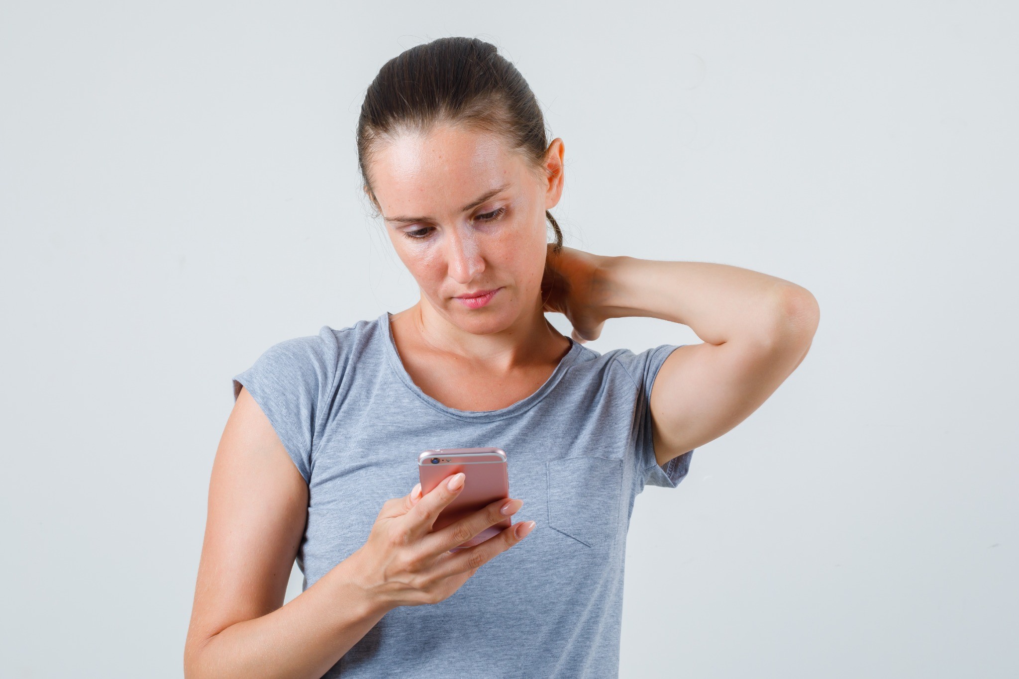 Postura ao usar o celular: Como o hábito pode causar hérnia de disco e torcicolo