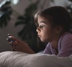 Férias escolares: de “Síndrome do Smartphone” ao estrabismo, alerta médico aponta alta de casos em jovens