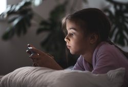 Férias escolares: de “Síndrome do Smartphone” ao estrabismo, alerta médico aponta alta de casos em jovens