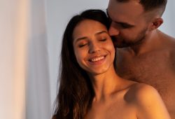 O Poder do Dirty Talk: Como usar a comunicação erótica e as “palavras sujas” para acender o clima na hora H (mesmo se você for tímido).