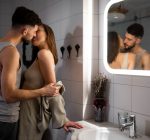 O reflexo do tesão: como usar o espelho (e o voyeurismo) para matar as inseguranças e turbinar a autoconfiança na cama