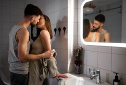 O reflexo do tesão: como usar o espelho (e o voyeurismo) para matar as inseguranças e turbinar a autoconfiança na cama