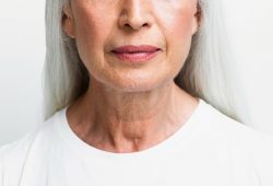 De repente, apareceu um pelo no queixo: o que muda depois dos 40?