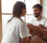 A conversa pré-sexo: como alinhar expectativas, limites e desejos sem broxar o clima