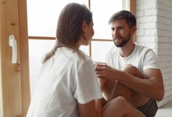A conversa pré-sexo: como alinhar expectativas, limites e desejos sem broxar o clima