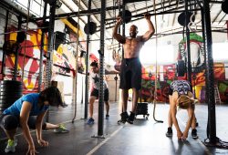 Musculação e crossfit causam hérnia? Especialista esclarece o que é mito e o que é verdade