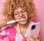 Escova de dentes de R$ 3 mil: tecnologia limpa melhor ou é luxo?