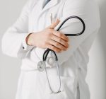 Médico te deixa nervoso? Saiba o que é a hipertensão do jaleco branco