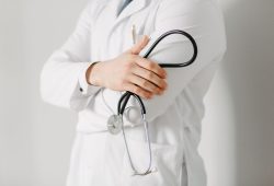 Médico te deixa nervoso? Saiba o que é a hipertensão do jaleco branco