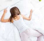 Dormir de bruços pode deformar o silicone?