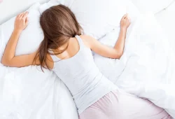 Dormir de bruços pode deformar o silicone?