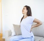 Dor nas costas em jovens: por que esse problema está aparecendo cada vez mais cedo?